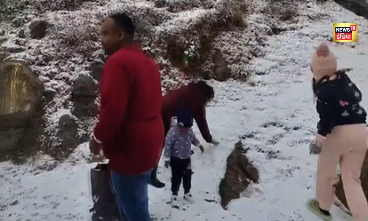 न्यू ईयर पर पहाड़ों ने ओढ़ी बर्फ की सफेद चादर सैलानियों में दिखा जबरदस्त जोश