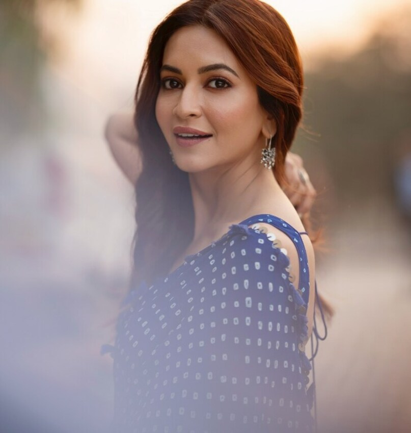 इससे उन्हें कैमरे के सामने काम करने, भाषा बदलने और दर्शकों की उम्मीदों को समझने का मौका मिला. उस वक्त वह दिल्ली के एक पंजाबी परिवार से आने वाली कई नई लड़कियों में से एक थीं, जो रोजाना सेट पर, रीजनल कहानियों और टाइट शेड्यूल के बीच धीरे-धीरे अभिनय सीख रही थीं. इससे उन्हें कैमरे के सामने काम करने, भाषा बदलने और दर्शकों की उम्मीदों को समझने का मौका मिला. उस वक्त वह दिल्ली के एक पंजाबी परिवार से आने वाली कई नई लड़कियों में से एक थीं, जो रोजाना सेट पर, रीजनल कहानियों और टाइट शेड्यूल के बीच धीरे-धीरे अभिनय सीख रही थीं.