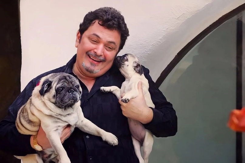 Rakesh Omprakash Mehra revealed that Rishi Kapoor was strictly opposed to the idea of night shoots. Interestingly, Delhi-6’s shoot was primarily a night schedule. When the filmmaker approached Rishi Kapoor with the script, that’s when the veteran star opened up about the Raj Kapoor anecdote. 