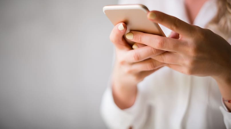 पासवर्ड देना मतलब पूरा कंट्रोल देना- जब आप पासवर्ड दे देते हैं, तो सामने वाले व्यक्ति को आपके फोन की हर चीज़ का एक्सेस मिल जाता है. फोटो, वीडियो, बैंकिंग ऐप्स, ईमेल, सोशल मीडिया. सब कुछ उनके हाथ में चला जाता है. रिपेयर के बाद फोन वापस मिल जाता है और शुरुआत में सब कुछ सामान्य लगता है. लेकिन कुछ समय बाद ब्लैकमेलिंग कॉल आ सकते हैं या आपका डेटा पहले ही लीक हो चुका होता है.