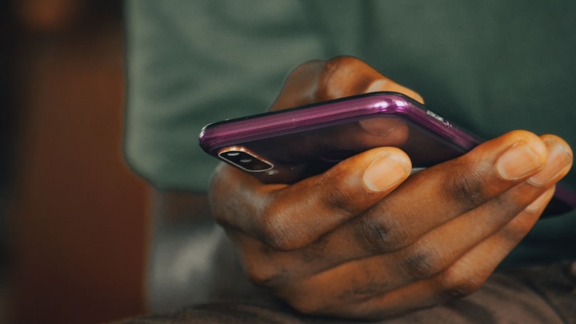 लेकिन जब आप अपना फोन थर्ड-पार्टी सर्विस सेंटर में रिपेयर के लिए देते हैं, तब समस्या शुरू होती है. ऐसे सर्विस सेंटर अक्सर आपके फोन का पासवर्ड या पिन मांगते हैं. इसके पीछे वे कारण बताते हैं जैसे- ‘फोन टेस्ट करना है’ या ‘लॉक होने पर उसे रिपेयर नहीं किया जा सकता.’