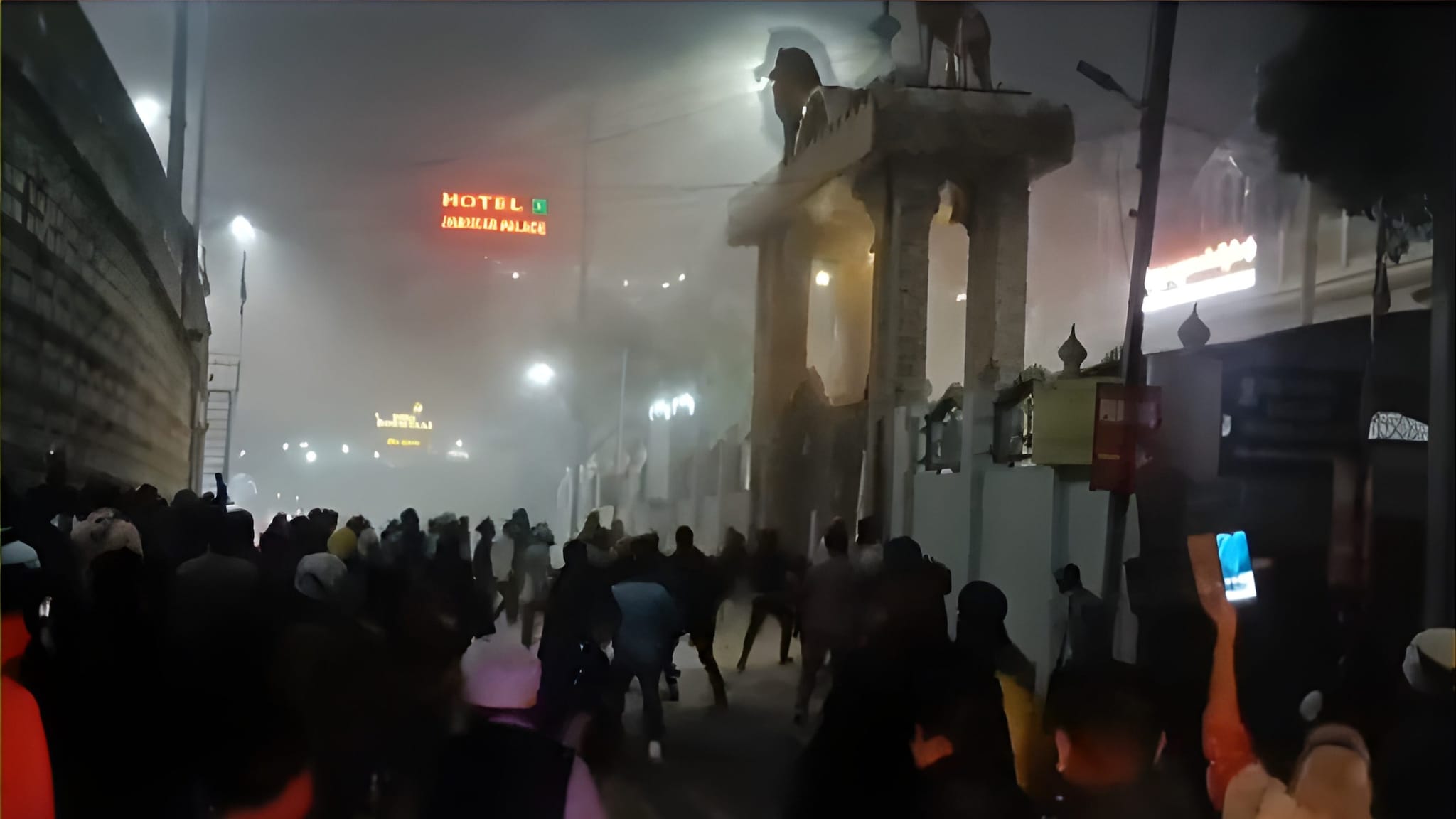 गद्दी के लिए जंग का आखाड़ा बना गुरुद्वारा, अंदर बाहर से होने लगी पत्थरबाजी, पुलिस ने संभाला मोर्चा