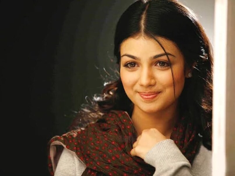Ayesha Takia: Ayesha Takia rose to fame with films like Taarzan: The Wonder Car, Socha Na Tha, Sunday, and Wanted, earning a strong fan following in the 2000s. However, after undergoing cosmetic procedures, film offers gradually slowed down, and she eventually stepped away from the limelight, disappearing from mainstream Bollywood.
