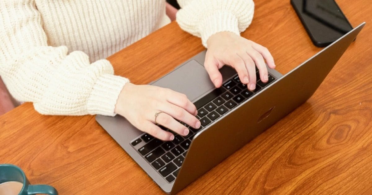 Tach – लैपटॉप में ऑन है ये सेटिंग तो हैकर आसानी से रख सकते हैं आप पर नज़र, सेफ रहना है तो अभी ऑफ करें, जानें स्टेप्स