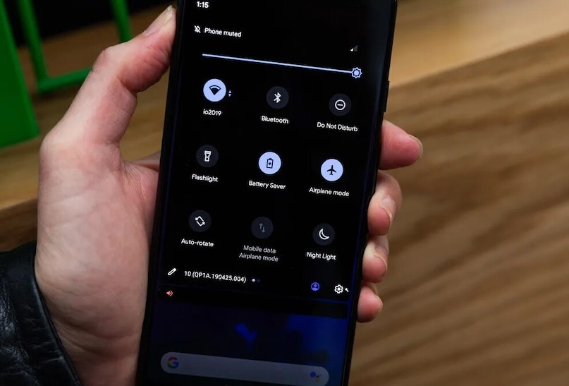 পড়ার অভিজ্ঞতার পরিপ্রেক্ষিতে, অন্ধকার মোড প্রায়শই চোখের উপর আরও চাপ সৃষ্টি করতে পারে। শতকানুষ্ট বই, বই এবং বর্তমান কাগজ কালো রঙে ছাপা হয় কারণ এই সমন্বয় চোখের জন্য সবচেয়ে আরামদায়ক বলে মনে করা হয়। অন্ধকার মোডে, হালকা রঙের পাঠ্য একটি অন্ধকার পটভূমিতে স্থাপন করা হয়, যা দীর্ঘ সময়ের জন্য পড়া কঠিন করে তোলে। অনেক স্মার্টফোনে, ডার্ক মোডের রঙগুলি এত অদ্ভুতভাবে মিশ্রিত হয় যে বৈসাদৃশ্যটি আরও সাদা হয়, যার ফলে চোখের উপর আরও চাপ পড়ে।