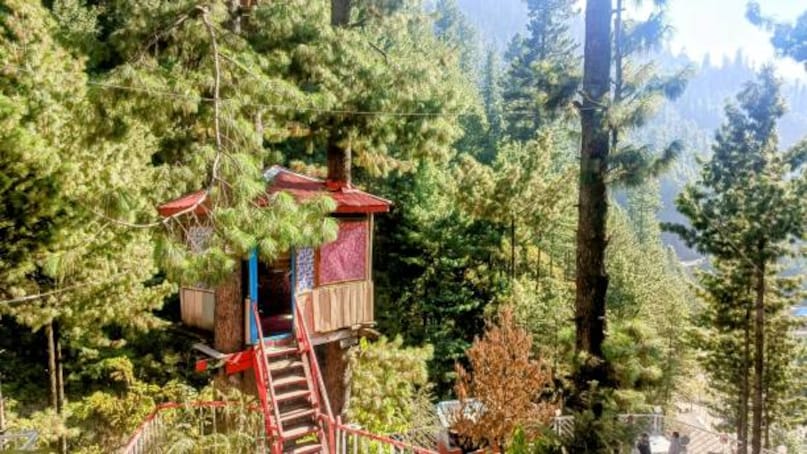 Jibhi: Jibhi, in the Seraj Valley, is known for its wooden houses, waterfalls, and forested trails. The village’s tranquil vibe and natural beauty make it perfect for a peaceful winter getaway.