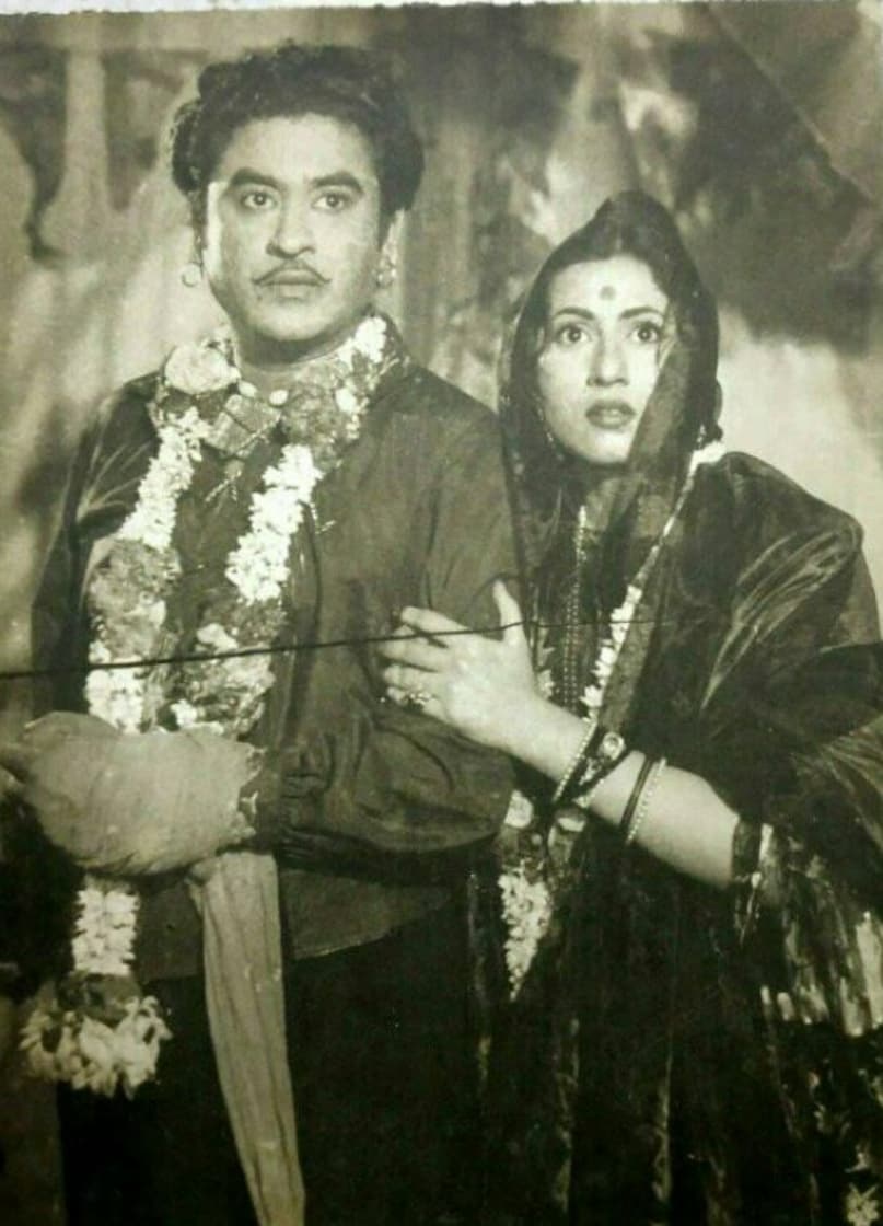 Kishore Kumar enters her life: In 1960, as Madhubala travelled to London for medical treatment, Kishore Kumar proposed to her. He offered companionship during a period of emotional and physic Kishore Kumar enters her life: In 1960, as Madhubala travelled to London for medical treatment, Kishore Kumar proposed to her. He offered companionship during a period of emotional and physic