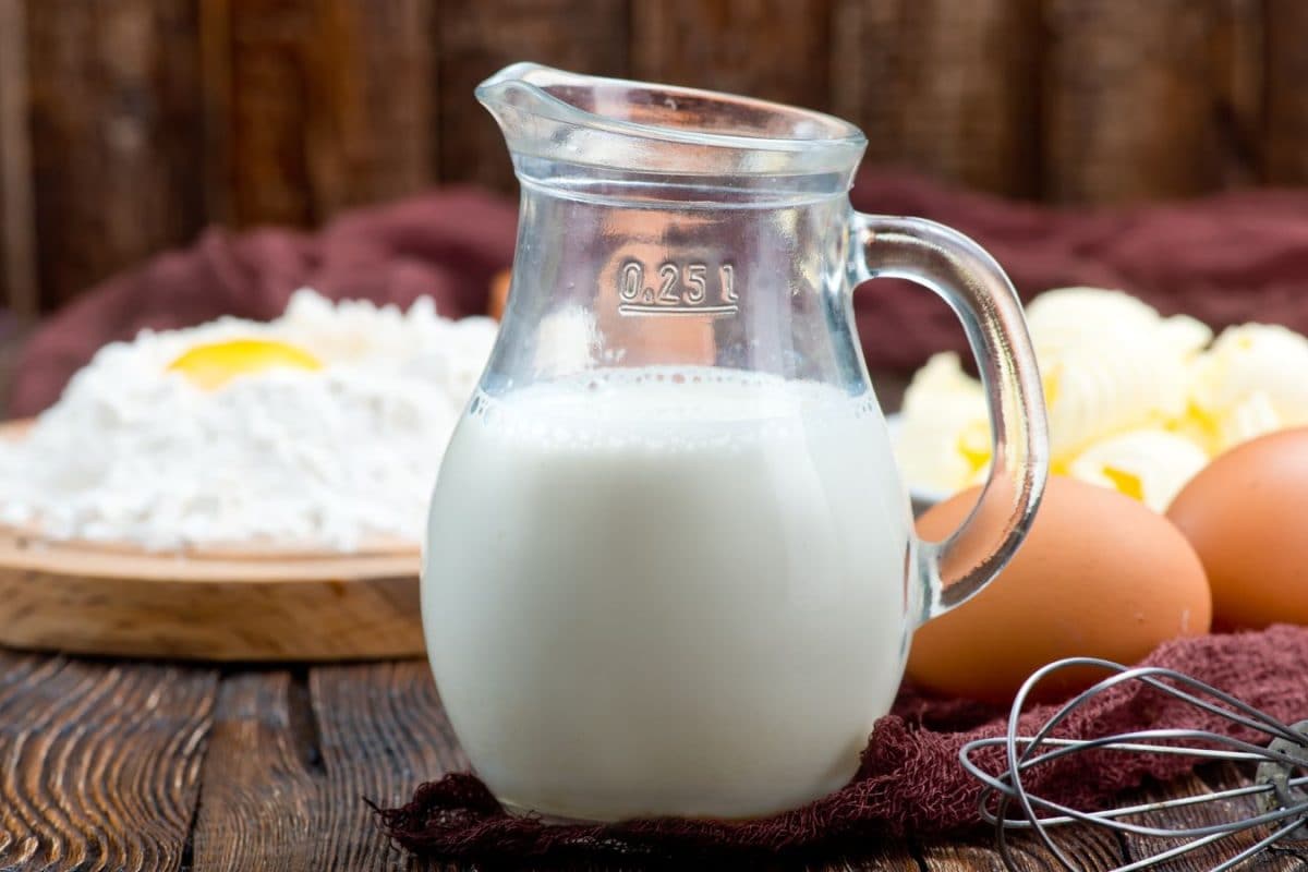 Egg and Milk: क्या कच्चा अंडा दूध में मिलाकर पीना फायदेमंद है जानें क्या है सच