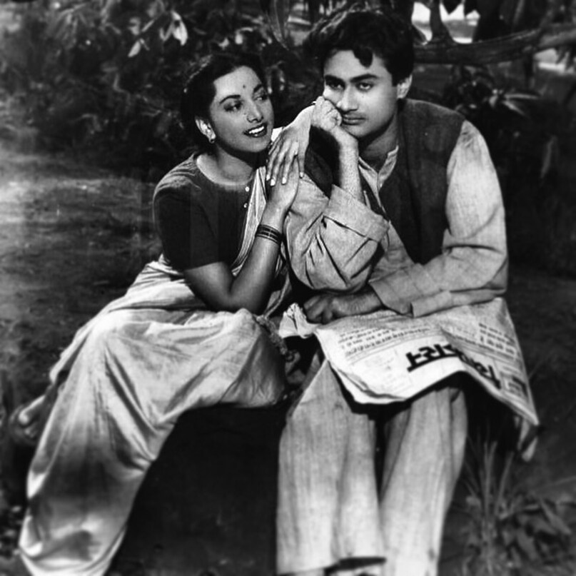 Dev Anand proposed to Suraiya with a diamond ring, and she accepted. But her grandmother strongly opposed the match, citing religious differences and societal pressures. In a heartbreaking moment, Suraiya was forced to throw the ring into the sea. She reportedly told Dev, “Main tumhari maut ki zimmedar nahi banna chahti” (“I don’t want to be responsible for your death”), reflecting the immense pressure she faced. Dev Anand proposed to Suraiya with a diamond ring, and she accepted. But her grandmother strongly opposed the match, citing religious differences and societal pressures. In a heartbreaking moment, Suraiya was forced to throw the ring into the sea. She reportedly told Dev, “Main tumhari maut ki zimmedar nahi banna chahti” (“I don’t want to be responsible for your death”), reflecting the immense pressure she faced.