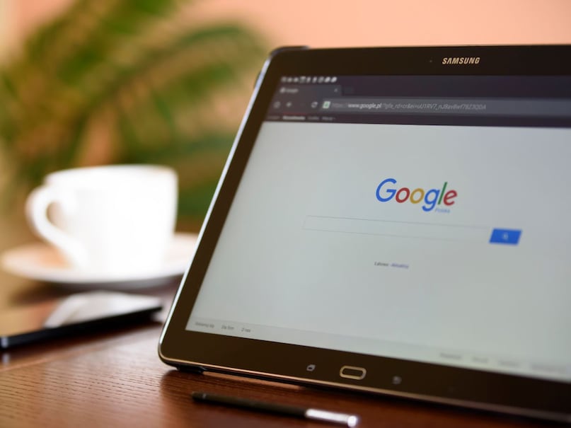 लेकिन गूगल क्रोम में इसका बिल्ट-इन समाधान मौजूद है. क्रोम के पासवर्ड मैनेजर में क्रॉस-डिवाइस सिंक फ़ंक्शनलिटी के साथ कई दमदार फीचर्स मिलते हैं.