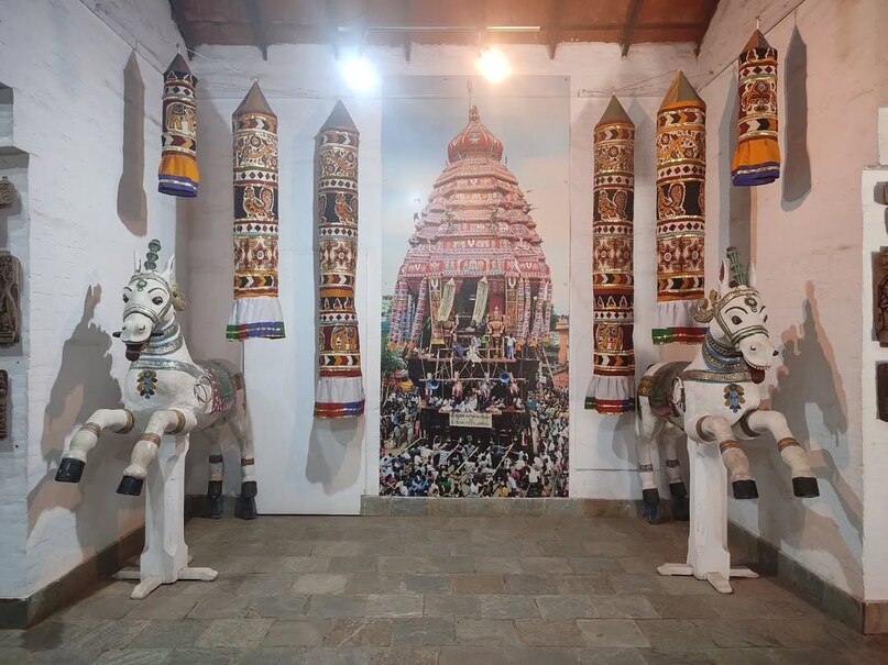 DakshinaChitra Heritage Museum: Located in Muthukadu, DakshinaChitra is a cultural museum showcasing South Indian heritage through restored houses, crafts, and performances. It’s an enriching experience for those interested in history and traditions.