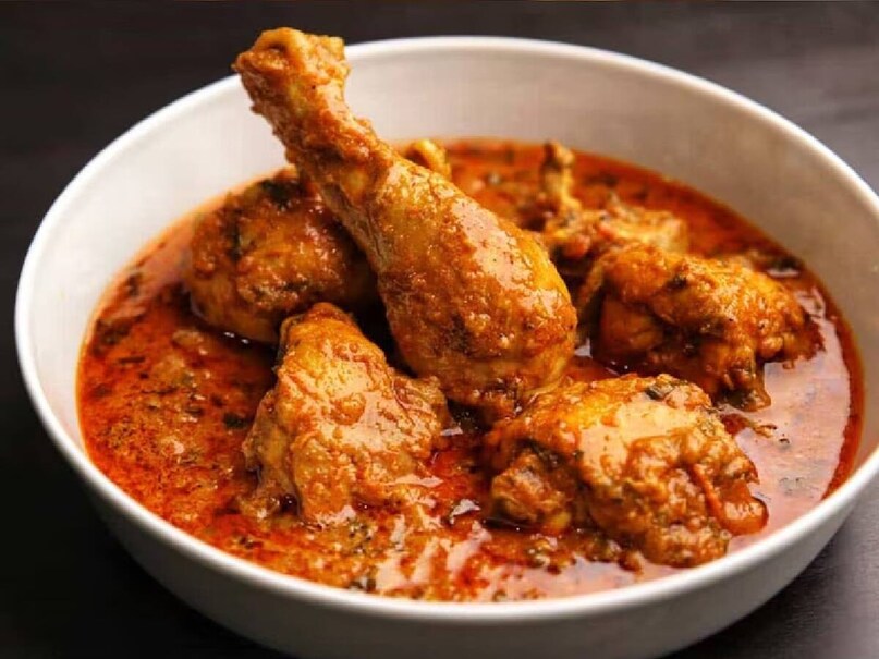 খুব কম মানুষই আছেন যাঁরা চিকেন পছন্দ করেন না। বেশিরভাগ আমিষভোজীর খাদ্যতালিকায় সপ্তাহে অন্তত একদিন চিকেন থাকেই। কেউ চিকেন কারি, কেউ ফ্রাই, কেউ বা গ্রিল—অনেকে আবার সপ্তাহে দু’-তিন দিনও চিকেন খান। এমনও অনেকে আছেন, যাঁদের কাছে চিকেন ছাড়া খাবার অসম্পূর্ণ।