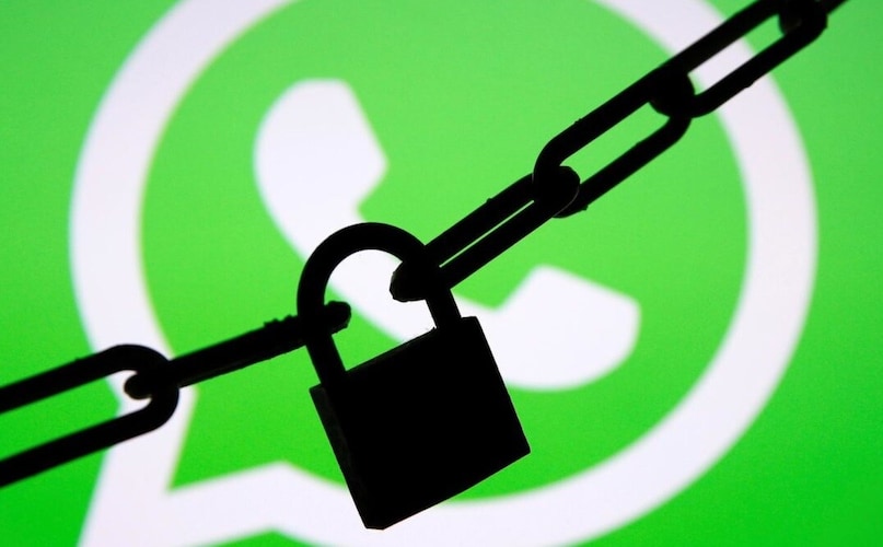 यूझर्सची प्रायव्हसी सेफ राहावी यासाठी व्हॉट्सअॅप अनेक सेफ्टी फीचर्स ऑफर करते. ज्यांबद्दल तुम्हाला माहिती असणे अत्यंत महत्त्वाचे आहे. ही फीचर्स डीफॉल्टनुसार बंद केली जातात आणि तुम्ही ती तत्काळ ऑन करावीत. चला या फीचर्सविषयी जाणून घेऊया.