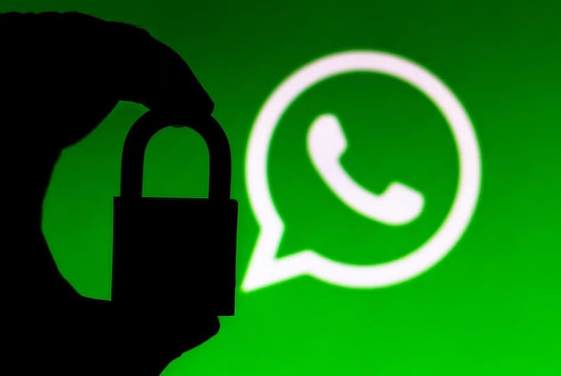 Security Notifications चालू करा : व्हॉट्सअॅपवरील प्रत्येक कॉन्टॅक्टला एक यूनिक सिक्योरिटी कोड दिला जातो. हा सिक्योरिटी कोड तुम्हाला मेसेज पाठवणाऱ्या किंवा कॉल करणाऱ्या व्यक्तीची ओळख पुष्टी करतो आणि मेसेज एंड-टू-एंड एन्क्रिप्टेड आहे. एखादा हॅकर तुमच्या चॅटमध्ये सुरक्षा कोड बदलून घुसखोरी करण्याचा प्रयत्न करत असेल, तर ही सेटिंग व्हॉट्सअॅपला अलर्ट करते आणि यूझर्सला अलर्ट पाठवते. ही सेटिंग चालू करण्यासाठी, व्हॉट्सअॅपच्या सेटिंग्ज आणि अकाउंट सेक्शनमध्ये जा. सेफ्टी नोटिफिकेशनमध्ये जा आणि या डिव्हाइसवर सुरक्षा सूचना दाखवा टॉगल चालू करा. व्हॉट्सअॅप उत्कृष्ट सेफ्टी फीचर्स देते, परंतु या सेटिंग्ज चालू केल्याने हॅकिंगची शक्यता जवळजवळ शून्य होते.