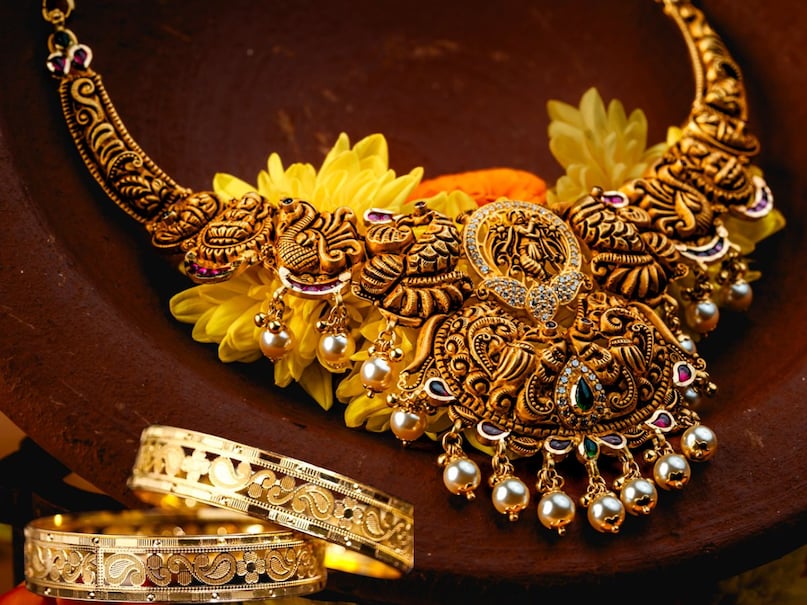 इसके अलावा, लॉन्ग टर्म रुझान हमेशा वृद्धि की ओर ही रहता है. हालांकि, निवेशकों को सोच-समझकर निर्णय लेना चाहिए. विशेषज्ञों का सुझाव है कि निवेश अलग-अलग तरीकों से किया जाना चाहिए, न कि एक ही चीज में.