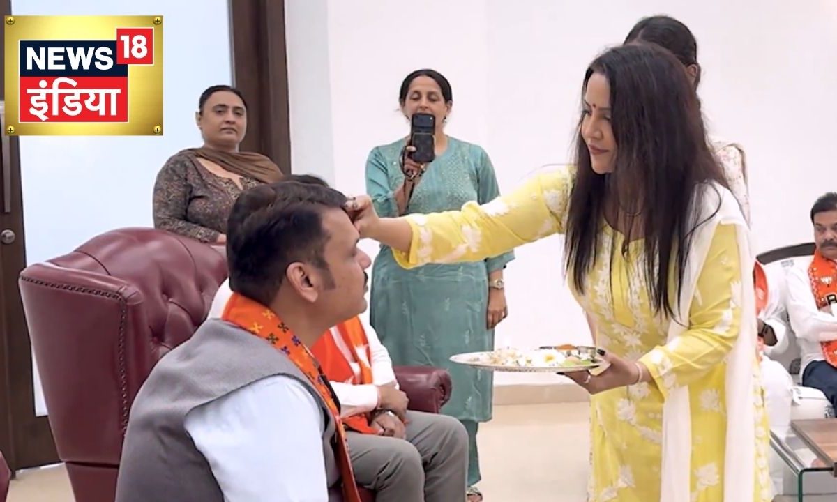 Video: BMC का धुरंधर बनकर जैसे ही घर पहुंचे देवेंद्र फडणवीस, बीवी अमृता ने ऐसे किया स्वागत