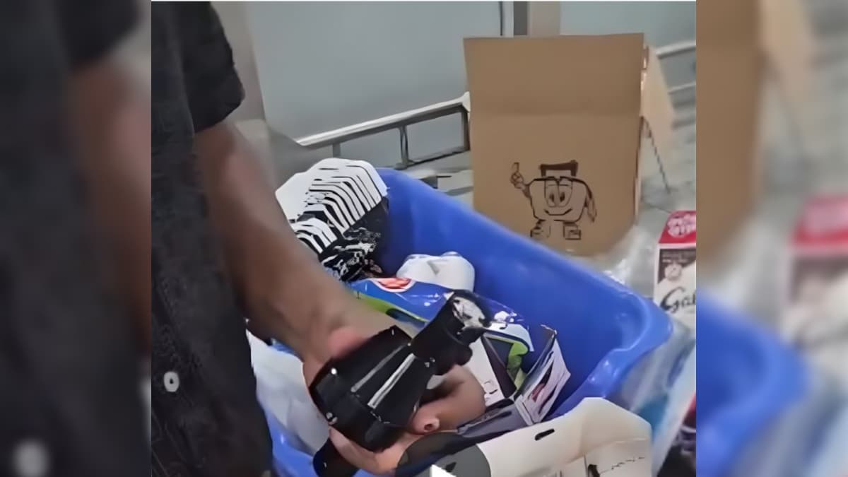 इस स्‍पेशल टॉर्च में लगी थी ऐसी बैटरी, खरीदने के लिए बेचनी पड़ जाएगी किडनी | देखें VIDEO