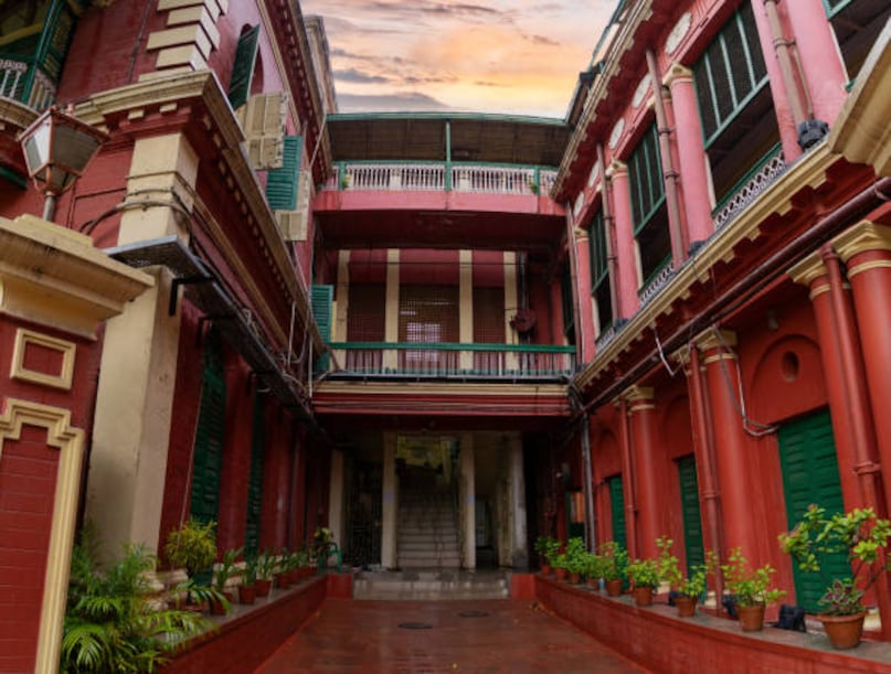 These buildings, often referred to as Rajbaris, gave the city a distinctive character, with their grand facades, intricate detailing, and expansive courtyards. The sheer number and magnificence of these structures earned Kolkata the enduring nickname “City of Palaces.”