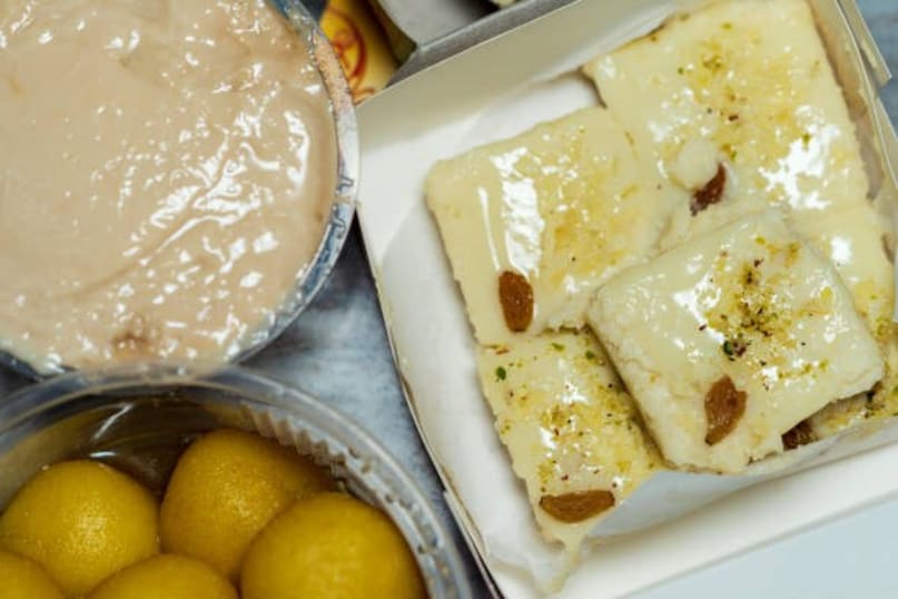 Travelers should also take time to enjoy the city’s culinary delights, from traditional Bengali sweets like rosogolla and sandesh to street food favorites such as kachori and phuchka. 