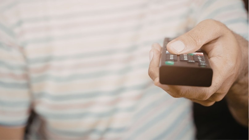 जेव्हा टीव्हीचा किंवा एसीचा रिमोट काम करत नसेल, तर फोनच्या कॅमेऱ्याच्या मदतीने तुम्ही बॅटरी संपली आहे की रिमोट खराब झाला आहे हे ओळखू शकता. रिमोट फोनच्या कॅमेऱ्यासमोर धरून रिमोटची बटणं दाबा. फोनच्या कॅमेऱ्यात रिमोट पाहा. जर रिमोटच्या आयआर ब्लास्टरवर निळी लाइट दिसली तर रिमोट चांगला आहे पण जर रिमोटच्या आयआर ब्लास्टरवर कोणतीही लाइट दिसली नाही तर तर रिमोटची बॅटरी किंवा रिमोट बदलण्याची गरज आहे.