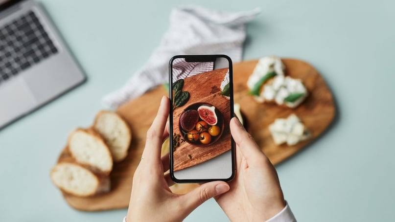 दुसरं म्हणजे मोबाईल फोनचा कॅमेरा तुम्ही  लहान तपशील चांगल्या प्रकारे पाहण्यासाठी करू शकता. स्मार्टफोन कॅमेऱ्यांचे झूम आणि ऑटोफोकस इतके प्रगत आहेत की ते भिंग म्हणून वापरले जाऊ शकतात. उदाहरणार्थ, जर काही अगदी बारीक प्रिंटमध्ये लिहिले असेल, तर झूम इन केल्याने ते अधिक स्पष्ट होतात. फ्लॅश चालू करून तुम्ही ते आणखी चांगल्या प्रकारे पाहू शकता.