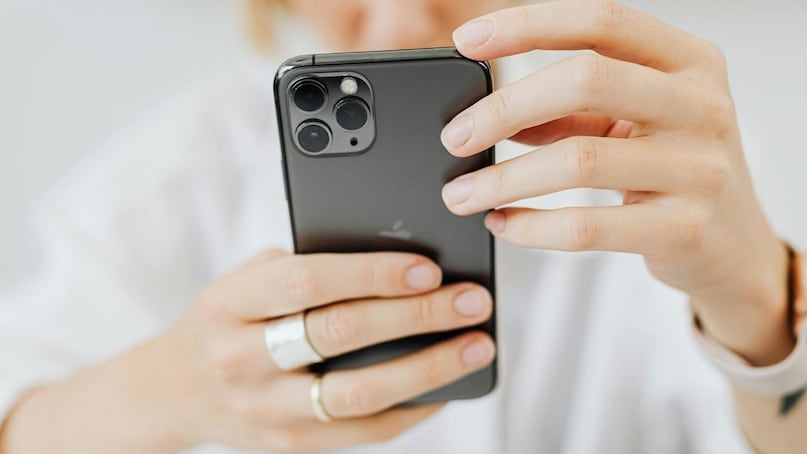 बऱ्याचदा काहीतरी मोजायचं असतं पण आपल्याकडे काही साधन नसतं. अशावेळी फोनचा कॅमेरा खूप उपयुक्त ठरतो. जर तुमच्याकडे आयफोन असेल तर तर तुम्ही मेजर्स अॅप वापरू शकता. अँड्रॉइड असेल तर प्ले स्टोअरवर हजारो अशाच प्रकारचे अॅप्स उपलब्ध आहेत. या अॅप्समुळे स्केल किंवा इतर आवश्यक साधनांशिवाय वस्तू मोजणं सोपं होतं.