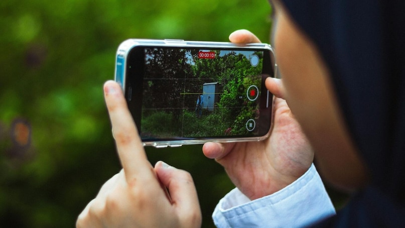 जर तुम्ही अशा ठिकाणी प्रवास करत असाल जिथे तुम्हाला माहिती नाही किंवा रेस्टॉरंटमध्ये जेवायला गेलात पण मेन्यू वेगळ्या भाषेत लिहिलेला असेल तर तुमच्या फोनचा कॅमेरा भाषेतील अडथळा दूर करू शकतो. तुम्हाला गुगल ट्रान्सलेट सारखे अॅप वापरावा लागेल, पण कॅमेरा तुम्हाला दुसऱ्या भाषेत लिहिलेला मजकूर रिअल टाइममध्ये तुमच्या स्वतःच्या भाषेत रूपांतरित करून सर्वकाही समजून घेण्यास मदत करू शकतो.