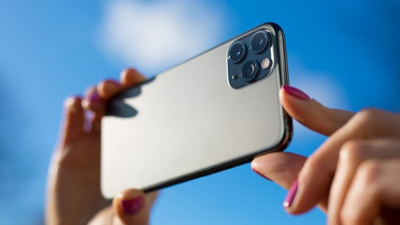 बऱ्यादा आपल्याला आपल्या आजूबाजूला असलेल्या गोष्टींबाबत जाणून घेण्याची उत्सुकता असते, तेव्हा माझ्या फोनचा कॅमेरा ती माहिती आपल्याला देऊ शकतो. यासाठी तुम्हाला गुगल लेन्स वापरावा लागेल, जो तुम्ही ऑनलाइन क्लिक केलेल्या कोणत्याही फोटोचा शोध घेतो आणि त्याबाबतची माहिती देतो. म्हणून जर तुम्हाला एखाद्याचे बूट, कपडे किंवा घड्याळ आवडत असेल, तर इंटरनेटवर तासनतास शोधण्यापेक्षा ते फक्त तुमच्या फोनच्या कॅमेऱ्याने शोधणं चांगलं.