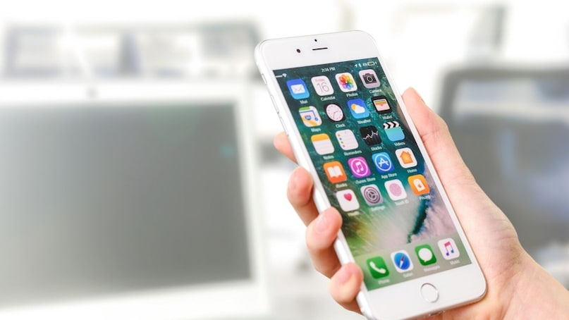 बऱ्याच वेळा एखादा पेपर स्कॅन करून कुठेतरी पाठवायचा असतो, तेव्हा स्कॅनर वापरण्यापेक्षा फोनच्या कॅमेऱ्याने ते स्कॅन करू शकता. फोनमध्ये पेपर स्कॅनिंग फीचर आहे. वेगळे अ‍ॅप्स डाउनलोड करण्याची गरज नाही.  तुमच्या फोनच्या कॅमेऱ्याचा वापर करून पेपर सहजपणे स्कॅन करू शकता.