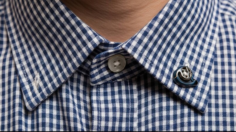 न केवल पुरुष बल्कि महिलाएं भी काफी समय से कार्यस्थल और सामाजिक परिवेश में शर्ट पहनती आ रही हैं। लेकिन क्या आपने कभी इस बात पर गौर किया है कि आप जो शर्ट रोज पहनते हैं! शर्ट में कॉलर के पास एक छोटा सा बटन होता है।