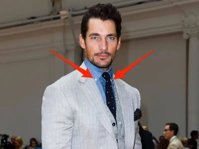 ये बटन कॉलर को अपनी जगह पर रखते थे, जिससे सवार को आवश्यक आराम और सुरक्षा मिलती थी। हालाँकि उस समय इसकी शुरुआत प्रायोगिक तौर पर हुई थी, लेकिन यह काफी कारगर साबित हुआ।