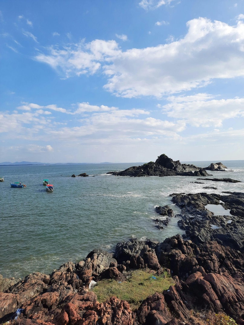 गोकर्ण, कर्नाटक: बेंगलुरु से समुद्र तट पर आरामदायक छुट्टी के लिए, गोकर्ण आदर्श है। ओम और कुडले समुद्र तटों पर धीमी सुबह, तैराकी, शांत सूर्यास्त और समुद्र तट पर साधारण भोजन गति को परिभाषित करते हैं। किफायती हॉस्टल, झोपड़ियों और स्कूटर किराये के साथ, यह गोवा की तुलना में एक शांत, सस्ता तटीय पलायन प्रदान करता है।