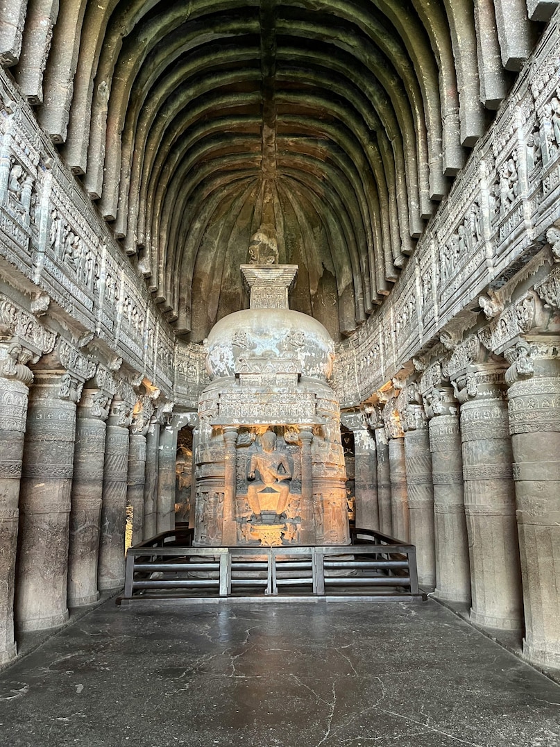 अजंता और एलोरा गुफाएं, महाराष्ट्र: मुंबई से, अजंता और एलोरा औरंगाबाद के रास्ते एक समृद्ध लंबे सप्ताहांत का रास्ता बनाते हैं। चट्टानों को काटकर बनाई गई प्राचीन गुफाएँ, चमकती अजंता की भित्तिचित्र और विस्मयकारी कैलासा मंदिर आपकी गति को धीमा कर देते हैं। इतिहास की खोज करते हुए, साधारण स्थानीय थाली खाते हुए, और किफायती यात्रा करते हुए, शांत, विस्मयकारी और सुलभ विरासत के लिए आभारी होकर घर लौटते हुए दिन बीत जाते हैं जो आज कालातीत महसूस होता है।