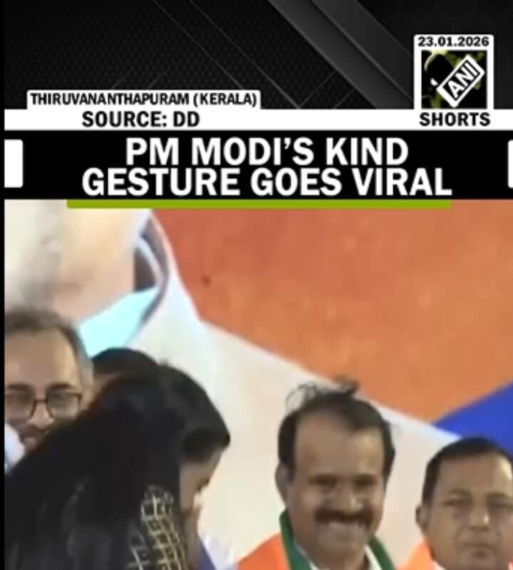 जब पीएम मोदी ने छूए एक महिला के पैर वीडियो देख लोग रह गए दंग