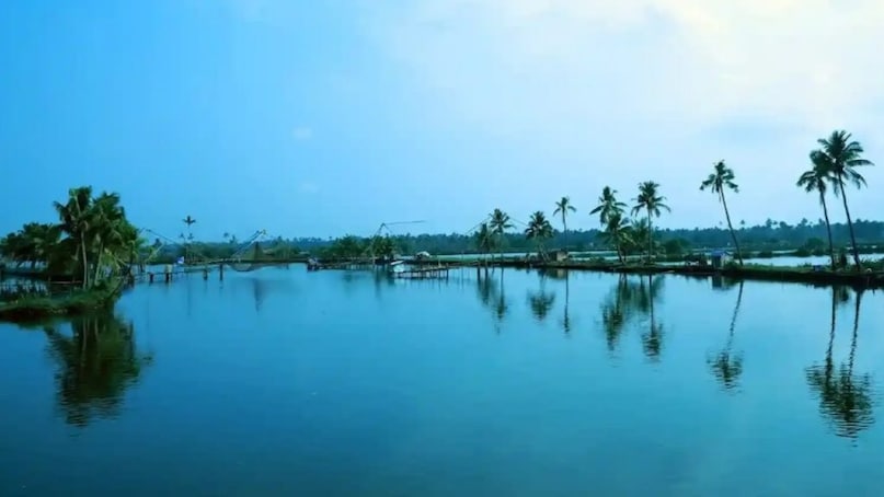 கேரளாவில் கொச்சி அருகே 14 சிறிய தீவுகள் உள்ளன. அவற்றில் ஒன்று கடம்குடி என்று அழைக்கப்படுகிறது. இந்த தீவு கிராமத்தின் வீடியோ சமீபத்தில் வைரலாகி வருகிறது. இந்த முழு கிராமமும் தண்ணீரில் மூழ்கியது போல் தெரிகிறது. நீங்கள் கேரளா செல்ல திட்டமிட்டிருந்தால், இந்த கடம்குடி (Kadamkudy) கிராமத்தை உங்கள் பட்டியலில் சேர்த்துக் கொள்ளுங்கள். கேரளாவில் கொச்சி அருகே 14 சிறிய தீவுகள் உள்ளன. அவற்றில் ஒன்று கடம்குடி என்று அழைக்கப்படுகிறது. இந்த தீவு கிராமத்தின் வீடியோ சமீபத்தில் வைரலாகி வருகிறது. இந்த முழு கிராமமும் தண்ணீரில் மூழ்கியது போல் தெரிகிறது. நீங்கள் கேரளா செல்ல திட்டமிட்டிருந்தால், இந்த கடம்குடி (Kadamkudy) கிராமத்தை உங்கள் பட்டியலில் சேர்த்துக் கொள்ளுங்கள்.