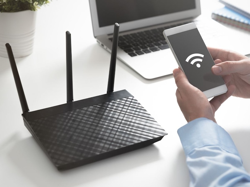 हॉटेलचं वायफाय असुरक्षित का असतं?हॉटेलमध्ये एकाच वेळी शेकडो पाहुणे एकाच नेटवर्कला कनेक्टेड असतात. हॉटेलचे हे नेटवर्क सहसा जुन्या तंत्रज्ञानावर आधारित असतात किंवा त्यांची सुरक्षा व्यवस्था अत्यंत कमकुवत असते. सायबर तज्ज्ञांच्या मते, सार्वजनिक नेटवर्क हे हॅकर्ससाठी सर्वात सोपं सावज असतं. 'रेडिट'च्या एका रिपोर्टनुसार, अशा नेटवर्कशी कनेक्ट होताच तुमचा वैयक्तिक डेटा, लॉगिन आयडी आणि पासवर्ड धोक्यात येऊ शकतात.