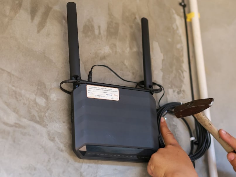 हॅकर्स तुमच्या फोनमध्ये कसे शिरतात?जर एखाद्या सायबर गुन्हेगाराने हॉटेलच्या वायफाय राउटरमध्ये घुसखोरी केली, तर तो त्या नेटवर्कला जोडलेल्या प्रत्येक उपकरणावर नजर ठेवू शकतो. तुम्ही गुगलवर काय शोधताय किंवा कोणते ॲप्स वापरताय, हे त्यांना समजू शकतं.