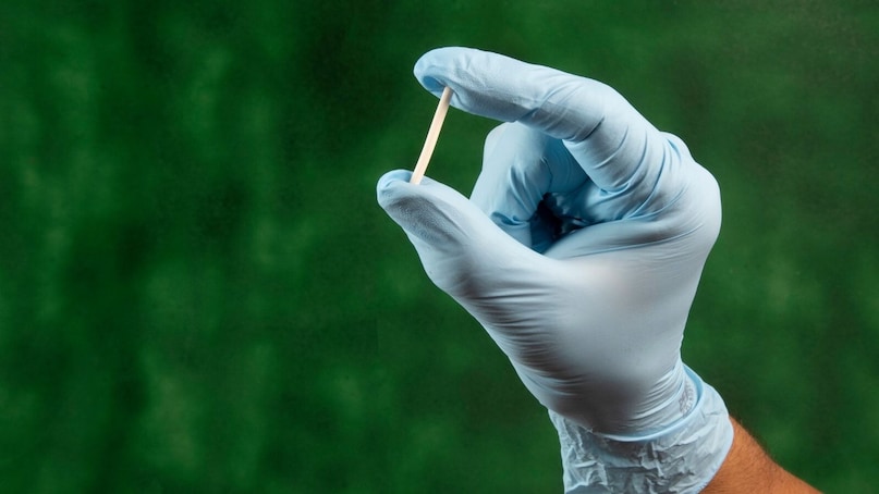 নতুন গর্ভনিরোধক কি? অথবা নতুন গর্ভনিরোধককে ডাক্তারি ভাষায় বলা হয় 'সাবডার্মাল ইমপ্লান্ট'। এটি আকারে খুবই ছোট এবং দেখতে অনেকটা লাঠির মতো। এখনও অবধি, বেশিরভাগ গর্ভনিরোধক 'প্রাইভেট পার্টস' বা ইনজেকশনের মাধ্যমে শরীরে প্রবেশ করানো হয়। শুধুমাত্র, ইমপ্লান্ট সরানো হয় এবং ত্বক সম্পূর্ণ খালি হয়।