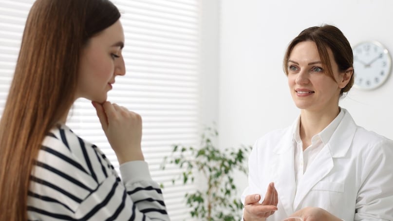 ইমপ্লান্ট স্থাপনের জন্য একটি ছোট অস্ত্রোপচার (মাত্র কয়েক মিনিট) প্রয়োজন। তাই বিশেষজ্ঞ চিকিৎসকের পরামর্শ বা নির্দেশনা ছাড়া কোনো কিছু করা উচিত নয়। এছাড়াও, এটি মনে রাখা গুরুত্বপূর্ণ যে এটি শুধুমাত্র গর্ভাবস্থা প্রতিরোধ করে না, এটি যৌন সংক্রামিত রোগ (এসটিডি) থেকেও রক্ষা করে।