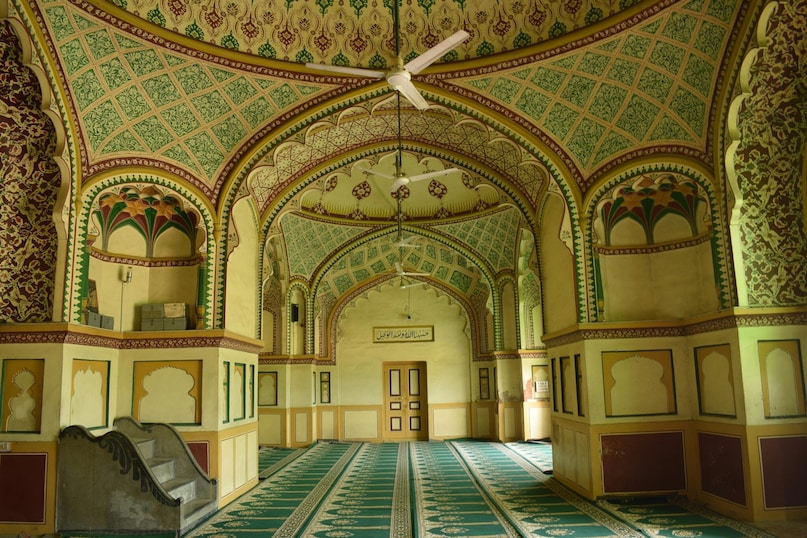 Lucknow’s association with the Nawabs dates back to the 18th century, when the Nawabs of Awadh rose to prominence after the decline of the Mughal Empire. The Nawabs were known for their patronage of art, architecture, poetry, and cuisine, and under their rule, Lucknow blossomed into a cultural capital. Their reign left behind a legacy of refinement and sophistication, which continues to define the city’s identity today. The Nawabs were not just rulers but connoisseurs of beauty, and their influence can still be felt in the city’s monuments, traditions, and way of life.