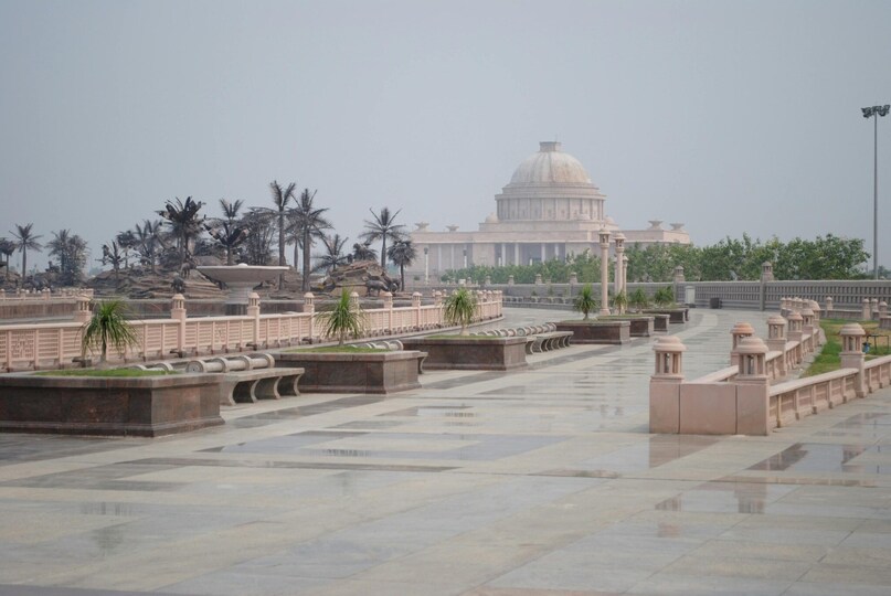 While Lucknow cherishes its history, it is also a city that has embraced modernity. As the capital of Uttar Pradesh, it has grown into a bustling metropolis with thriving industries, educational institutions, and infrastructure. Yet, unlike many modern cities, Lucknow has managed to retain its old‑world charm. The blend of heritage and progress makes it unique, offering visitors a chance to experience both the past and the present in one place.