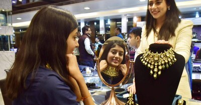 सोना सस्ता, चांदी उछली: जानें आज के गोल्ड-सिल्वर के लेटेस्ट दाम और एक्सपर्ट राय.