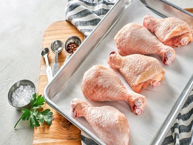 স্বাভাবিক তাপমাত্রায় কাঁচা মাংসে উপস্থিত ব্যাকটেরিয়া সক্রিয় হয়ে ওঠে। পানি বা লেবুর রস দিয়ে ধুলে ওই সমস্ত ব্যাকটেরিয়া ও পরজীবী ধ্বংস হয় না, উল্টো হাতের স্পর্শে ব্যাকটেরিয়া শরীরে প্রবেশ করে। উপরন্তু, যেখানে মাংস ধোয়া হয় সেখানে সংক্রামক ব্যাকটেরিয়া ছড়িয়ে পড়ে। 