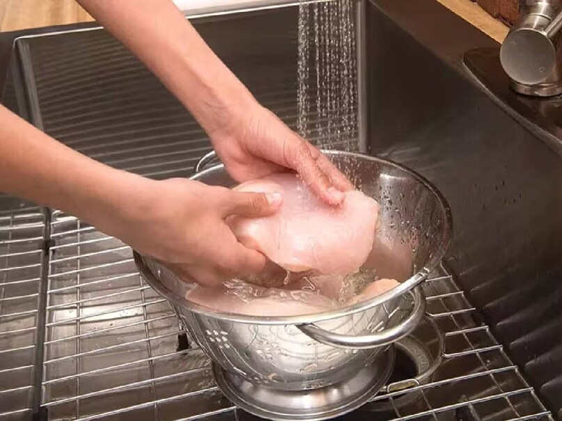 এমন হলে কি করবেন? গবেষকরা বলছেন, কাঁচা মাংস হাত দিয়ে ধরা ঠিক নয়। গ্লাভস পরুন, প্লাস্টিকের মধ্যে আপনার হাত মোড়ানো করবেন না। পানিতে লেবুর রস বা ভিনেগার মিশিয়ে তাতে কাঁচা মাংস ভিজিয়ে পানি ফেলে দিন। এরপর উচ্চ তাপমাত্রায় পরিষ্কার পানিতে মাংস সেদ্ধ করুন। এরপর রান্না করা মাংস পছন্দমতো রান্না করুন। জীবাণু ছড়ানোর ভয় থাকবে না। 