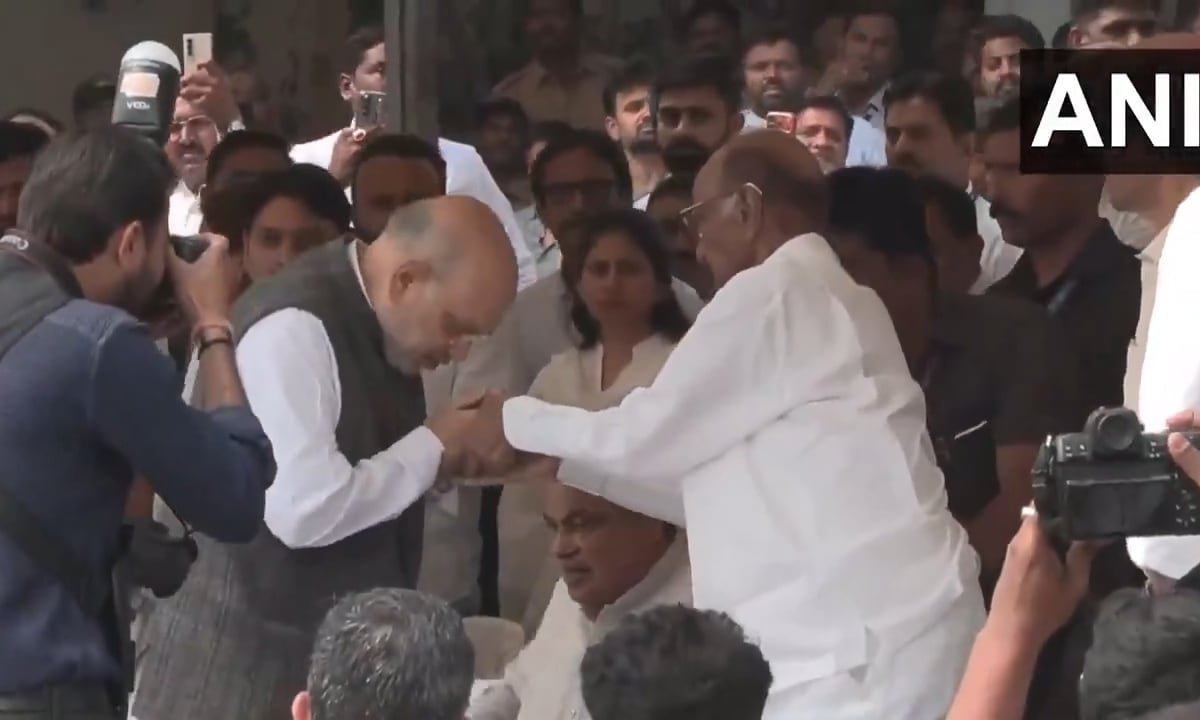 अंतिम संस्कार में अमित शाह के आते ही कांपते पैरों से शरद पवार ने की मुलाकात... आंखें नम