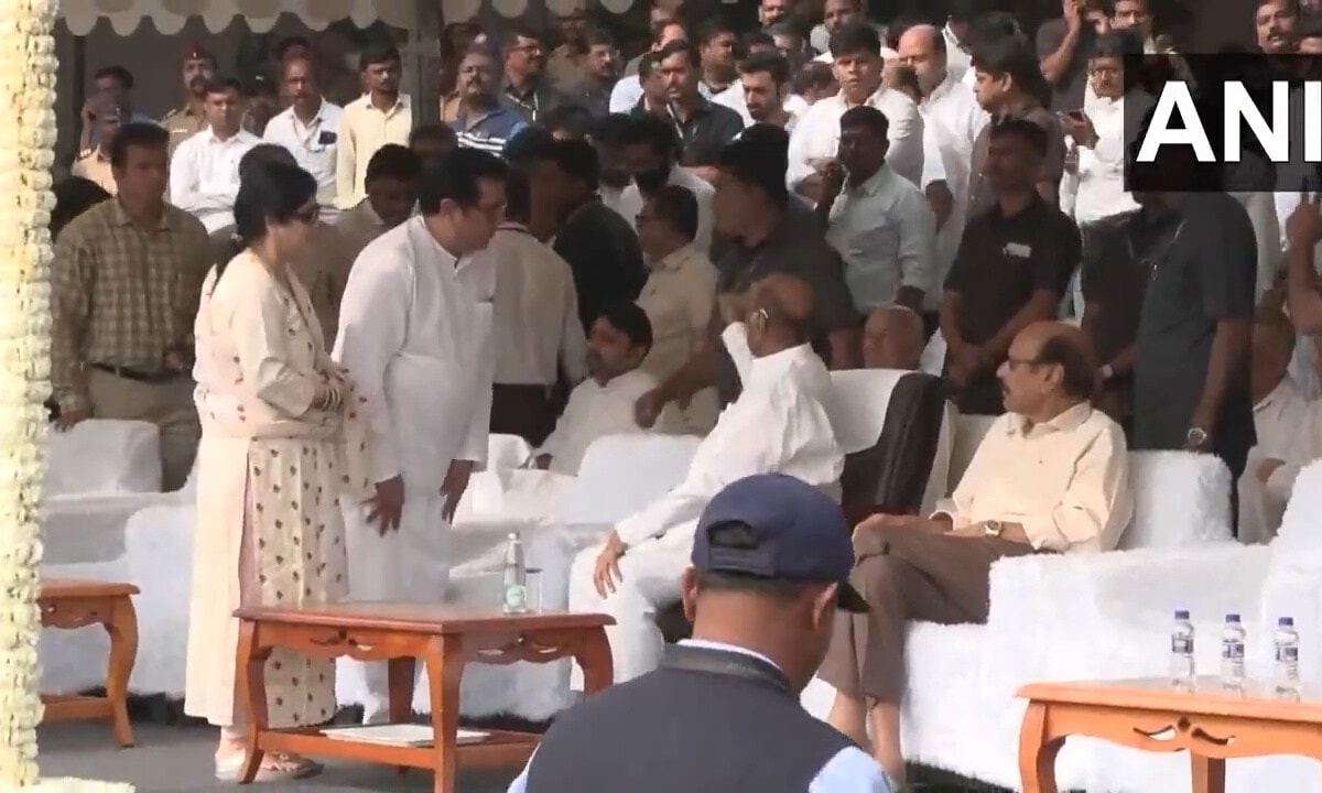 शरद पवार इतने दुखी कि बस एक ही जगह बैठे रहे... उनसे पहले राज ठाकरे ने दी श्रद्धांजलि, देखें वीडियो