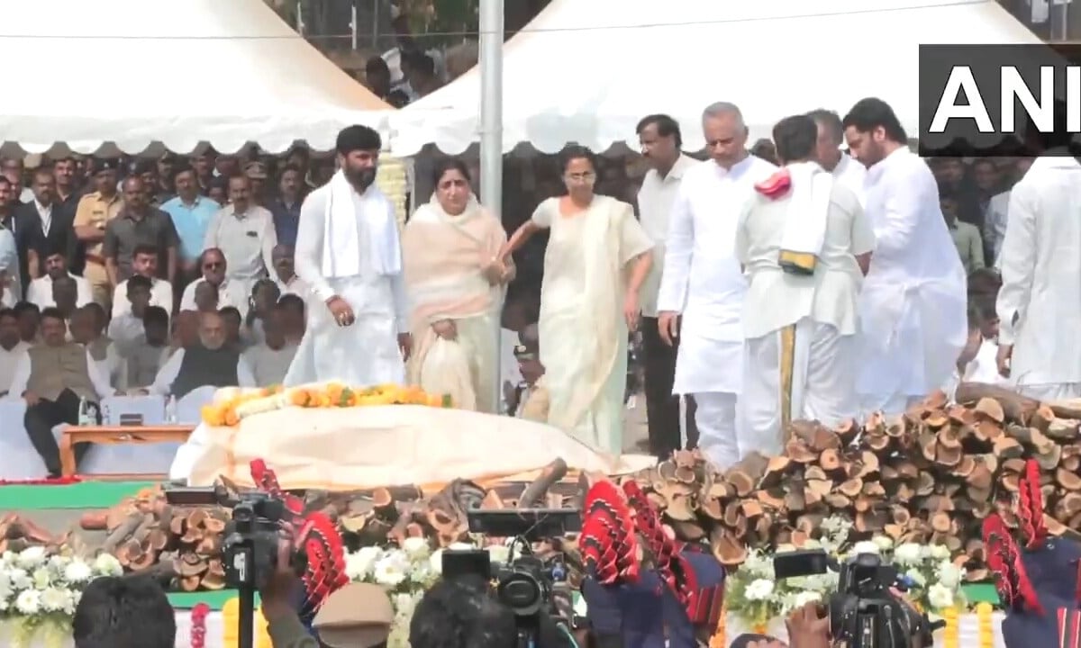 भाभी को सहारा, भतीजों को गले और पीठ थपथपाकर संभाला… सुप्रीया सुले ने ऐसे निभाया एक बहन का फर्ज