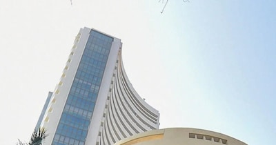 सेंसेक्स की शीर्ष 10 कंपनियों में से 7 का मार्केट कैरप गिरा  है.