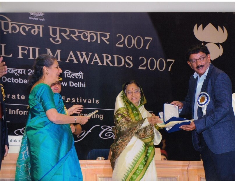 1990 के दशक की शुरुआत में प्रियदर्शन ने हिंदी सिनेमा में कदम रखा. उनकी पहली हिंदी फिल्म मुस्कुराहट 1992 में आई, लेकिन 2000 में आई हेरा फेरी ने उन्हें खास पहचान दिलाई. अक्षय कुमार, सुनील शेट्टी और परेश रावल स्टारर यह फिल्म बॉलीवुड में कॉमेडी की परिभाषा बदलने वाली साबित हुई.