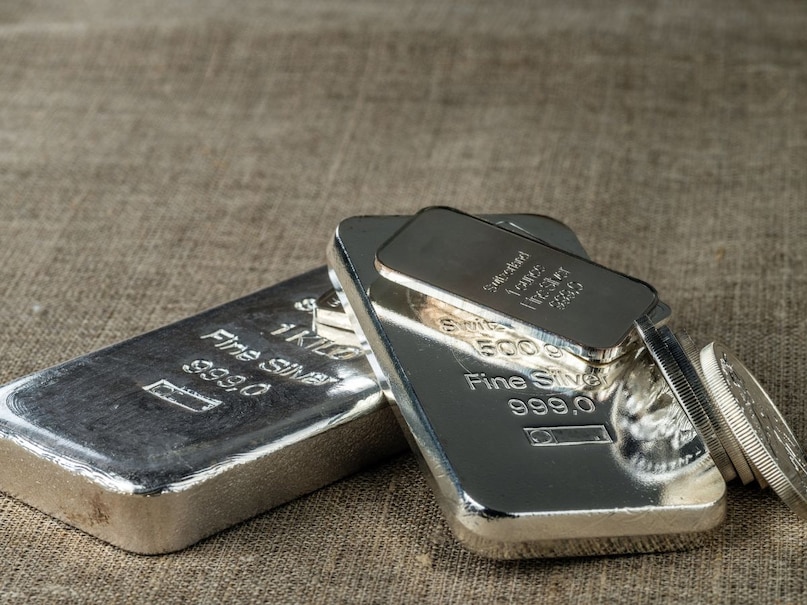 ब्रोकरेज फर्म सिटी ने चांदी की कीमत का पूर्वानुमान लगाया है. इसके अनुसार, अगले 0 से 3 महीनों में चांदी की कीमत बढ़कर 150 डॉलर प्रति औंस हो जाएगी। इससे पहले यह 100 डॉलर थी. सिटी का अनुमान है कि बाजार में तेजी, कीमती धातुओं की ओर निवेश में बदलाव और उद्योग में चांदी की बढ़ती मांग के कारण कीमत में वृद्धि होगी. 